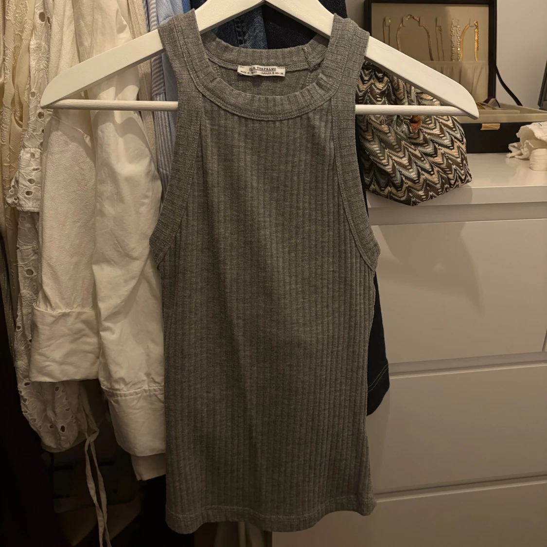 Grå ribbad linnetopp