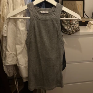 Grå ribbad linnetopp - Grå ribbad linnetopp utan ärmar från ZARA