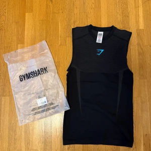 Gymshark Onyx 5.0 Tank - Säljer en ny och oanvänd Onyx 5.0 tank midnight black. Har endast provat den, storlek S.