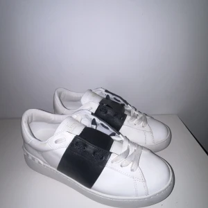 Valentino open - Tjena säljer dessa feta valentino open i ett riktigt bra skick använda några gånger bara! Hör av er till mig innan köp för information om skorna! Box hänger med! Pris kan diskuteras 