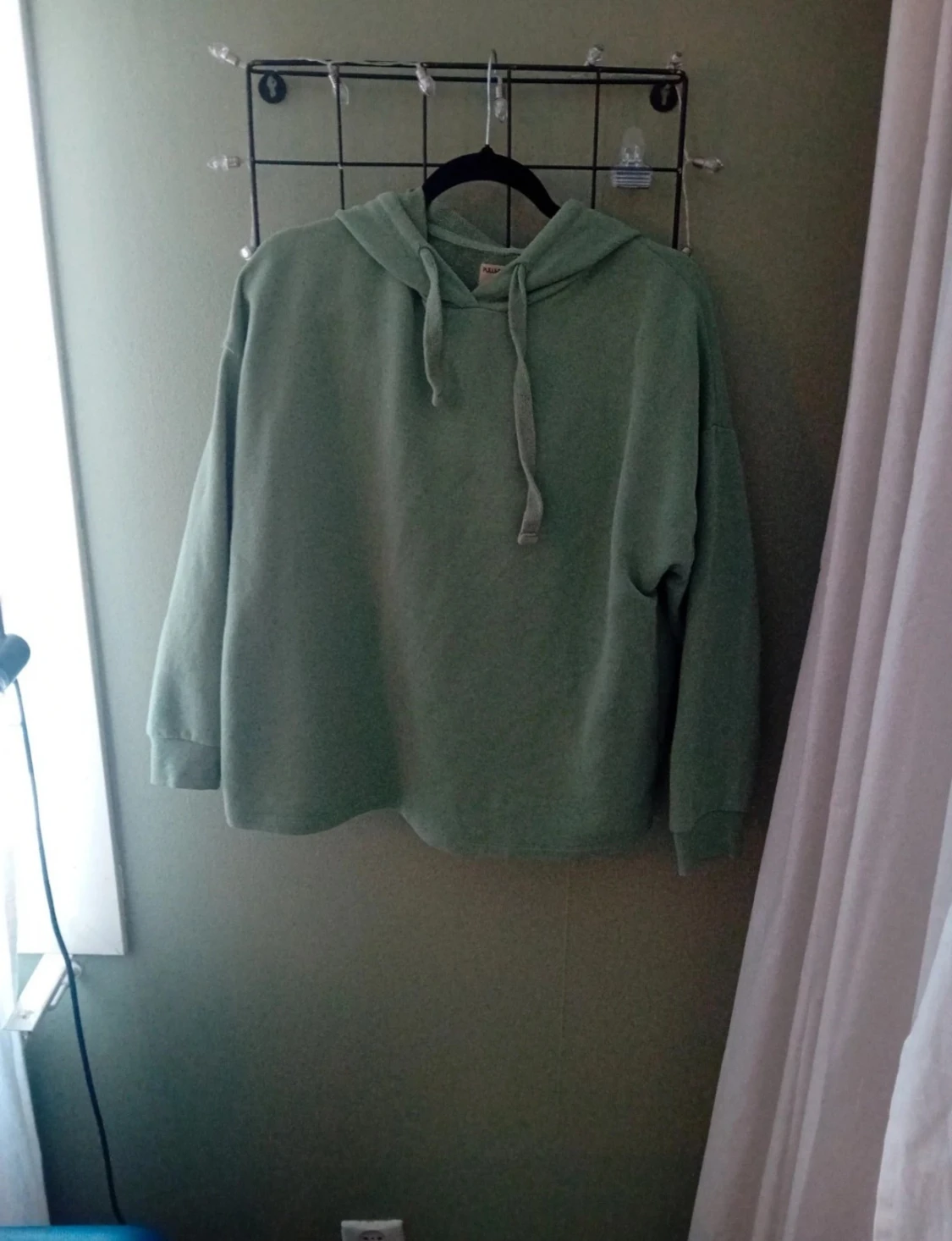 Grön hoodie med huva och snörning