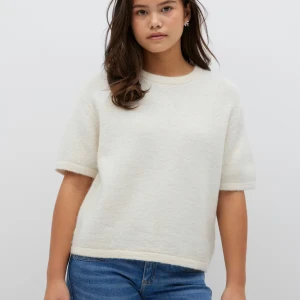 Gina beige/vit stickad - Super fin och använde knappt innan jag växte ur den storleken.❤️inga defekter