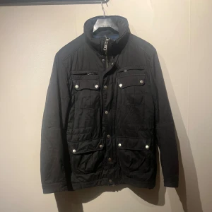 J.lindeberg Field jacket - Field jacket ifrån j.lindeberg. Storlek S och är i Färgen svart. Jacken är i bra skick. Skriv för mer information 