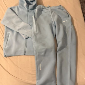 Nocta tech flecce - Nike nocta tech flecce i blå färg i storlek M, kvitto finns