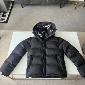 Brubbery jacka som blir till väst - Burbbery jacka utan tvekan den bästa vinterjackan i år som går och ta av armarna på helt ny och priset på plick är 2999 men om du bor i Stockholm och kan träffas kan du få jackan för endast 2500 vid frågor tveks inte på stt skriva 