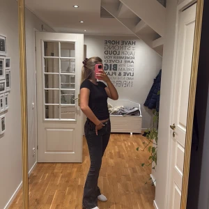 Jeans  - Hej!🥰Jag säljer mina Gina jeans i storleken 36 men jag har 34 i jeans och dem sitter bra på mig! Dem är lågmidjade med butcut model. Dem har används ett fåtal gånger och är i väldigt bra skick. Önskar att jag kunna ha dem kvar, men behöver få mer plats i gaderoben😭. 