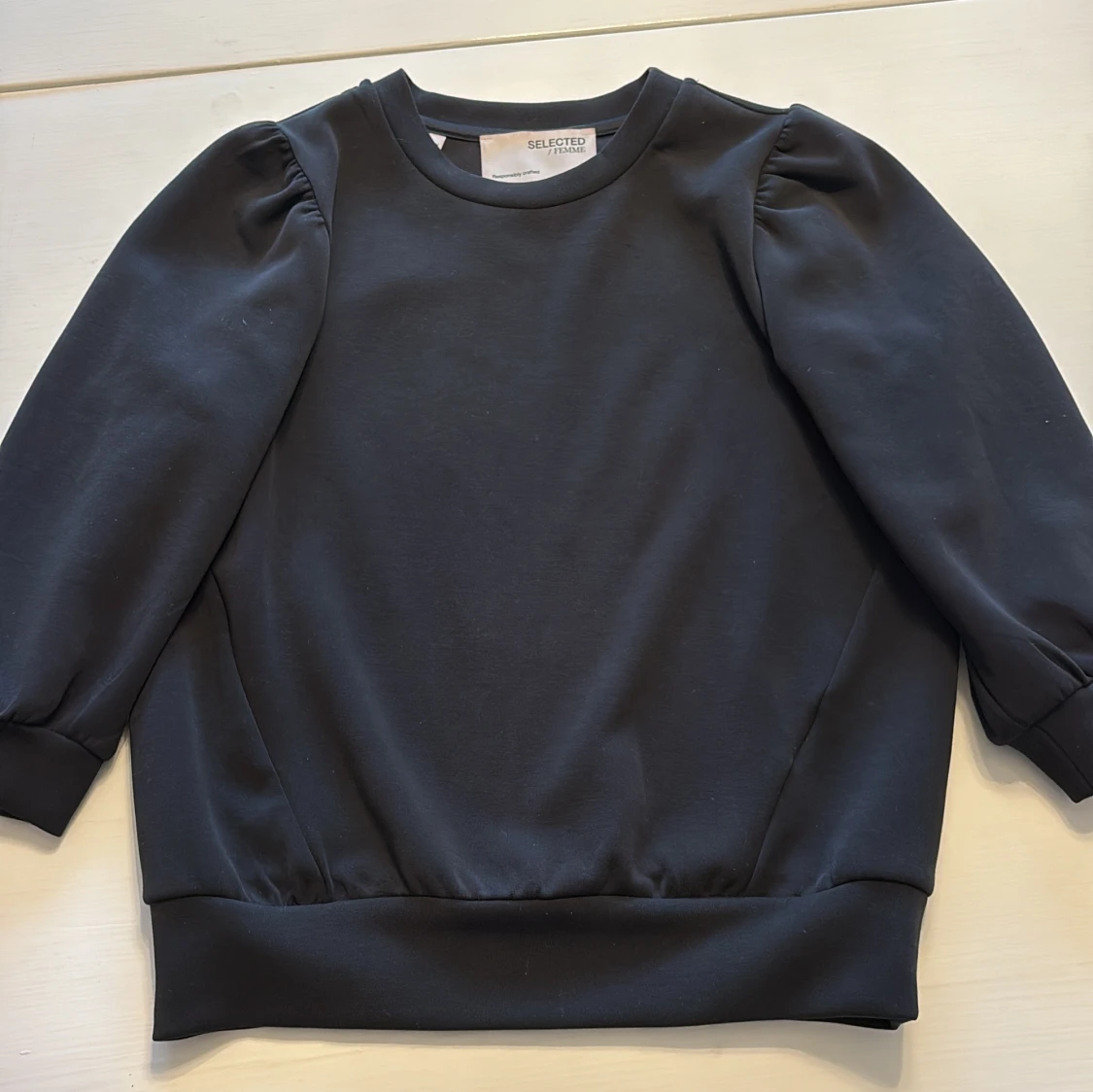Svart sweatshirt från Selected Femme
