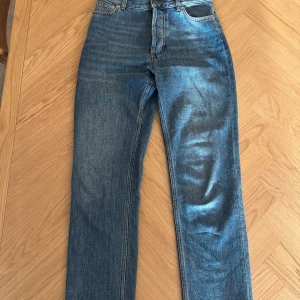 Blå raka jeans från Rodebjer, stl 25 - Model - Rodebjer regular straight  Fit -  tapered, medium waist  Condition - like new  Size - 25 Original price - Eur 255  https://rodebjer.com/products/regular-denim-indigo/?currency=sek
