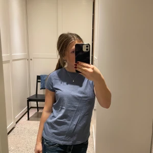  Polo Ralph Lauren T-shirt  - Snygg blå t-shirt från Polo Ralph Lauren med klassisk rund hals och diskret broderad logga på bröstet. T-shirten är i mjuk bomull och med korta ärmar. Perfekt till jeans eller shorts för en stilren look🙌🏻