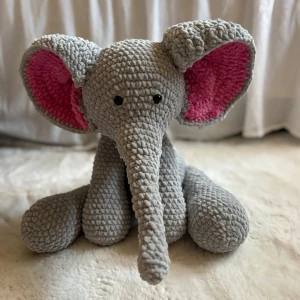 Amigurumi Elefant - Handgjord Amigurumi elefant gjord av chenillegarn. Längden på elefanten från öron till slutet liggande är 60 cm. Mönster av  BautaWitch