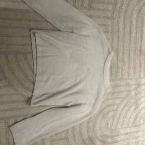 Vit stickad tröja från 157 - Säljer en enkel och stilren vit stickad tröja från 157 i storlek S. Tröjan har rund hals, långa ärmar och ribbade muddar vid hals, ärmslut och nederkant. Perfekt för lager-på-lager och chill dagar.