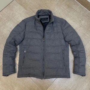 Herno liknade jacka  - En väldigt snygg grå Zara dunjacka, men liknar Herno! Jackan är i storlek M och är perfekt nu inför vintern! Den är i extremt bra skick och har använts fåtal gånger! Kontakta gärna oss om du har frågor och priset kan diskuteras!