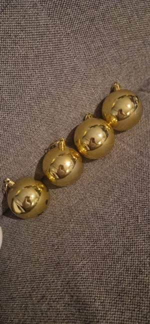 Guld julkulor  - Julkulor, glänsande guldfärgade. Guldkulor ger en klassisk och festlig känsla till julgranen eller annan pynt och kan kombineras med andra färger som rött eller silver. Använda men inga synliga defekter