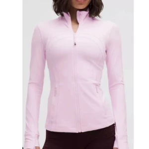 Lululemon Define Jacka Nulu - Skitsnygg rosa Define jacka! Strl är 6 o den är kort i modellen, endast använd max 3 gånger så den är i fint skick.  Denna jacka är även en limited edition vara så den finns inte att köpa längre.             ❗️Nypris 1280kr mitt pris 1000kr 
