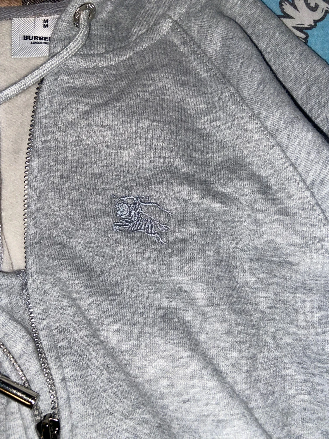 Grå Burberry hoodie med rutigt foder - 2