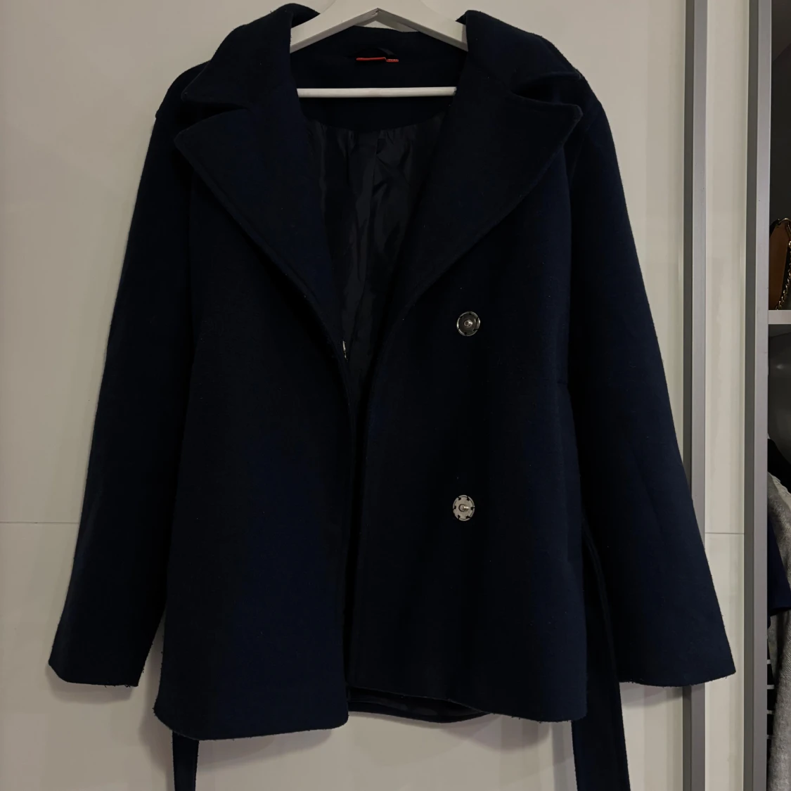 Mörkblå kappa med bälte