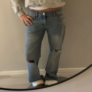 Baggy jeans från zara - Snygga jeans från zara! Baggy med hål 💞 har i storlek 36 och 38. Helt nya oanvända endast testade! Så går tyvärr inte ner i pris ❤️
