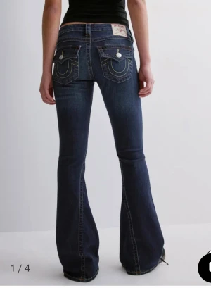 TRUE RELIGION JEANS - säljer mina true religion jeans, storlek 26. Modell: Lowrise bootcut. Bra skick utöver ngt slitna längst ner. Nypris 1300 (kan sänka pris vid snabb försäljning.)