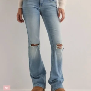 Bootcut jeans med slitna knän från Nelly - snygga lågmidjade bootcut jeans från Nelly. Det är i bra skick men har använt dem ett par gånger så inte helt nya. Pris kan diskuteras, skriv om ni undrar över nått!🙏🏻💕