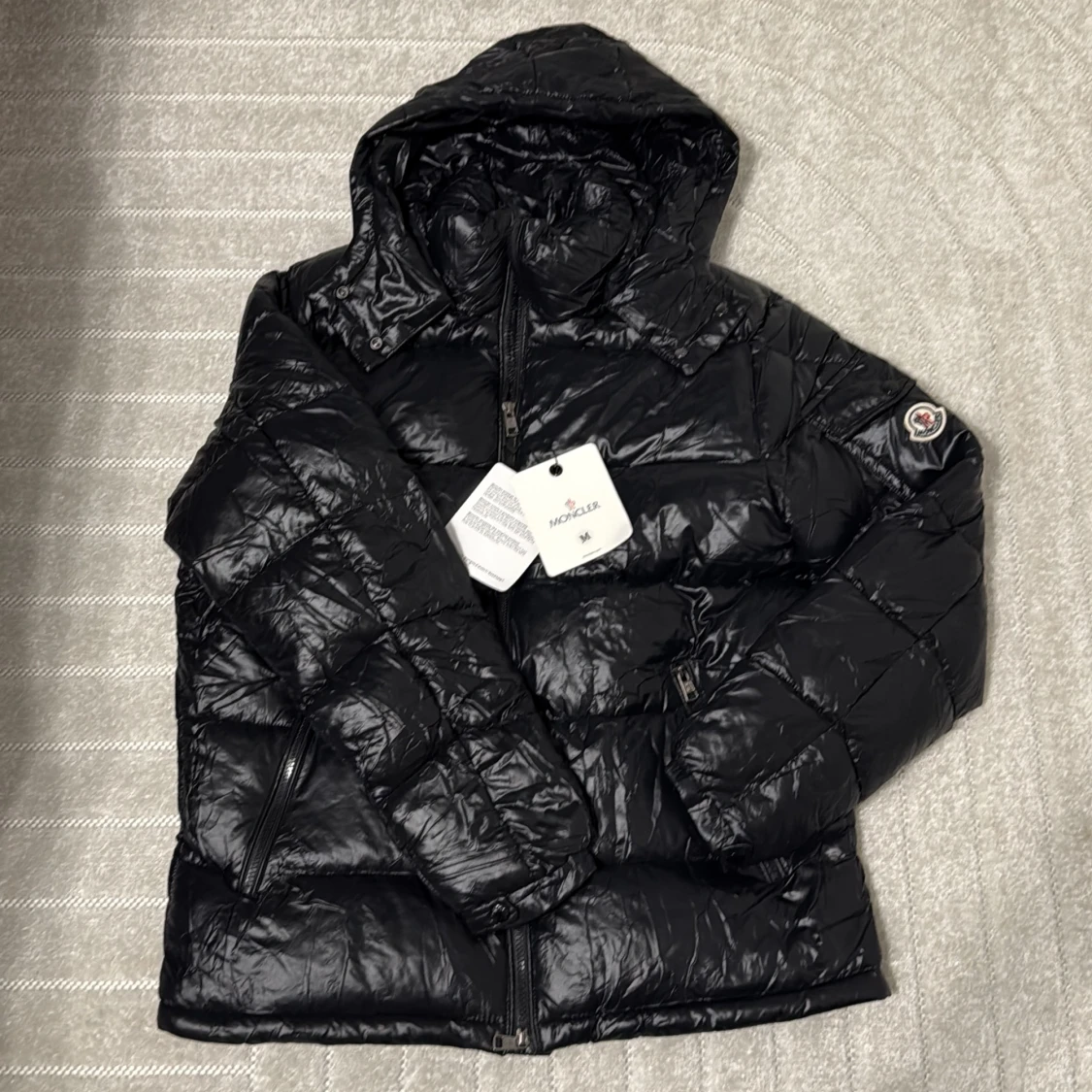 Svart Moncler pufferjacka med huva