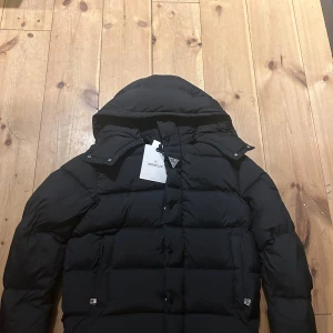 Moncler vezere  - Moncler verze jacka i svart i storlek M. NFC Scan . Aldrig använd. Bara att höra av sig vid funderingar            Ni vet varför den kostar som den gör 😉