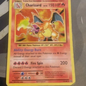 Charizard - Charizard är en ikonisk Pokémon-kort med cool design och starka attacker. Perfekt för samlare och fans av Pokémon! Kortet har 150 HP och en mäktig Fire Spin-attack. Ett måste för dig som älskar nostalgi och vill ha något unikt i din samling.