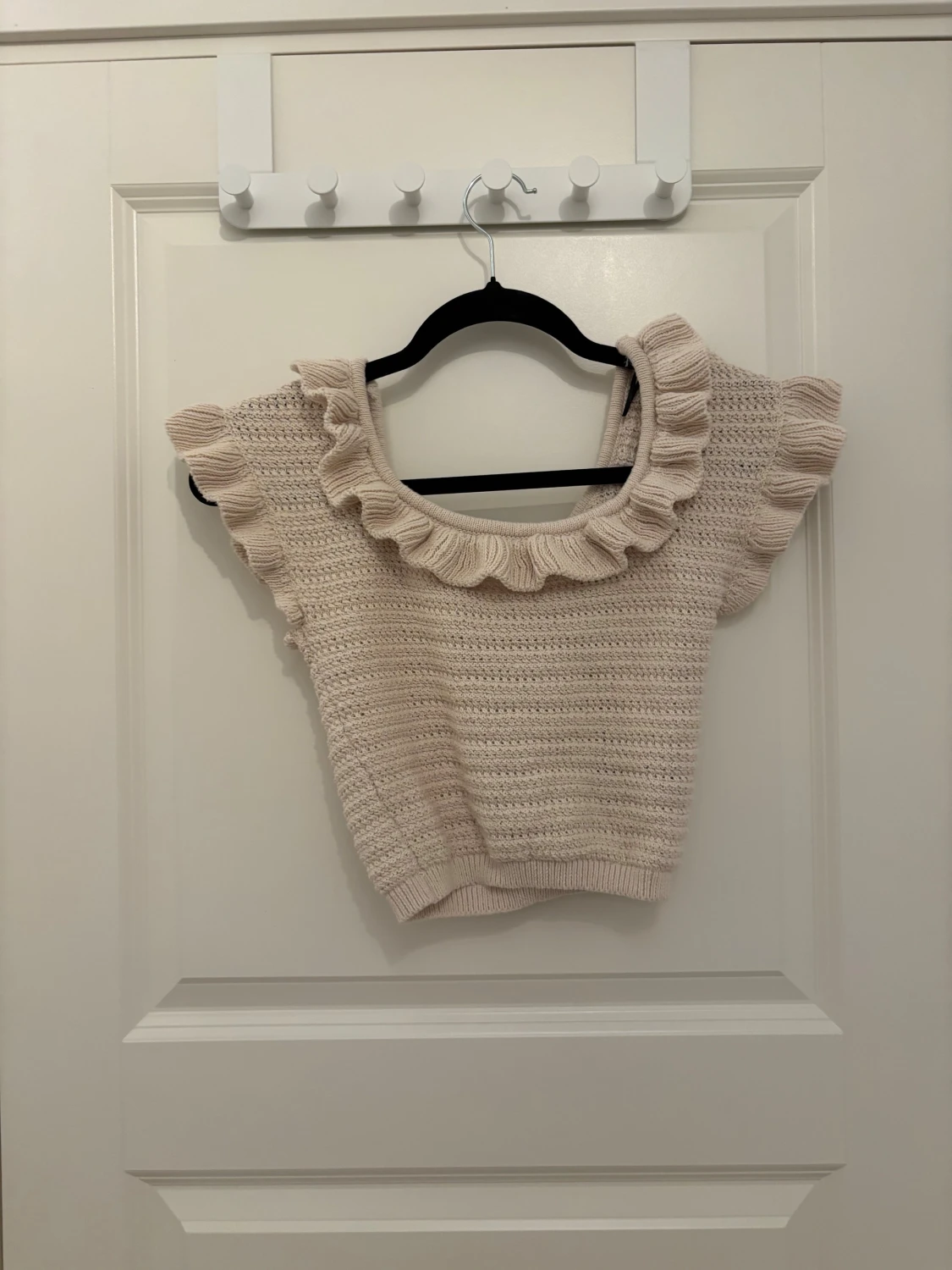 Beige stickad topp med volang