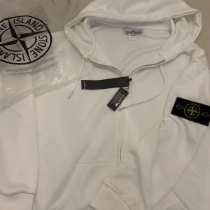 Stone Island zip-up hoodie – Vit - Vit zip-up hoodie från Stone Island i storlek L/M. Kommer med tags som på bilderna. Helt ny & oanvänd.   ✅ Oanvänd ✅ Fraktas samma dag  Kan alltid diskuteras vid snabb affär 💯 