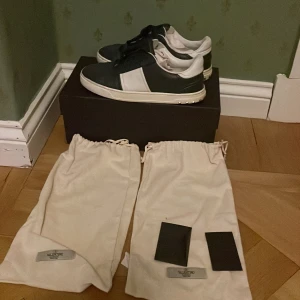 Valentino Flycrew - Säljer ett par stilrena valentino flycrews i färgen marinblå. Storleken är 40,5 men de är stora i storlek så skulle säga ca 41,5. De är i väldigt bra skick, allt ingår såklart och pris kan diskuteras inom räckhåll. Endast 1 nit borta!