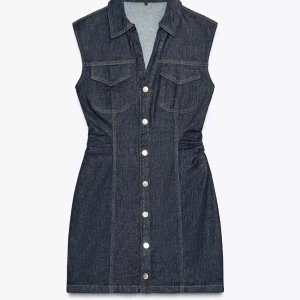 Jeans klänning  - Jeans klänning ifrån ZARA i storlek S med prislapp kvar. Dragkedja och stretch vid sidan och använd endast 2 gånger. Original pris 400