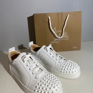 Christian Louboutin vita sneakers med nitar - Skriv pm innan köp!                                                       Säljer ett par sjukt snygga sneakers från Christian Louboutin. Storleken är 45 och dem är aldrig använda. Endast påse och skohorn medföljer, inte skolådan.           Hör av er vid frågor! MVH Grisch closet 