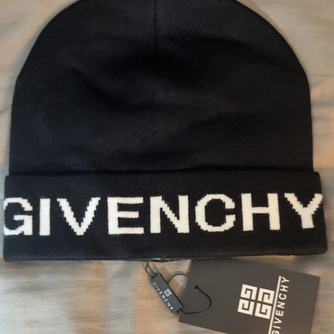 Svart Givenchy mössa med vit logga