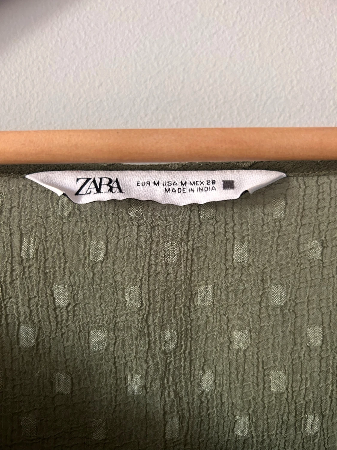 Olivgrön blus med volang från Zara - 2