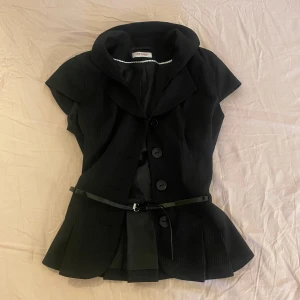 Kostymväst - Komstymväst med diskreta ränder och borttagbart bälte, strl xs