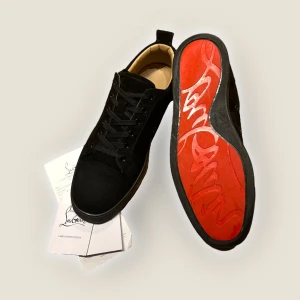 Christian Louboutin Strl 44 – Nyskick + Kvitto – Snabbaffär! - Christian Louboutin – Strl 44 – Svart 	•	I riktigt fint skick, använda sparsamt 	•	Kvitto mm finns  	•	Nypris 8 900 kr – mitt pris 2 895 kr 	•	Säljer pga att jag inte använder dem 	•	Snabb affär? Jag kan skicka spårbart eller mötas upp 	•	Vill du ha fler bilder eller närbilder? Skriv bara🙌