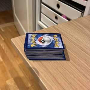 Pokémonkort - Samling med Pokémonkort – perfekt för dig som älskar att samla, spela och byta med vänner! Färgglada kort med olika Pokémon och energier, redo att ta ditt spelande till nästa nivå. Passar både nybörjare och erfarna samlare. Gör din samling unik och utmana andra i spännande matcher!