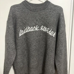 Bershka Grå Stickad Tröja - Säljer denna tröja från Bershka | Stilren och perfekt för en casual look 💫| Storlek: XS | Nypris: 399 | Mitt pris: 149 | Köparen betalar för frakten 📦 