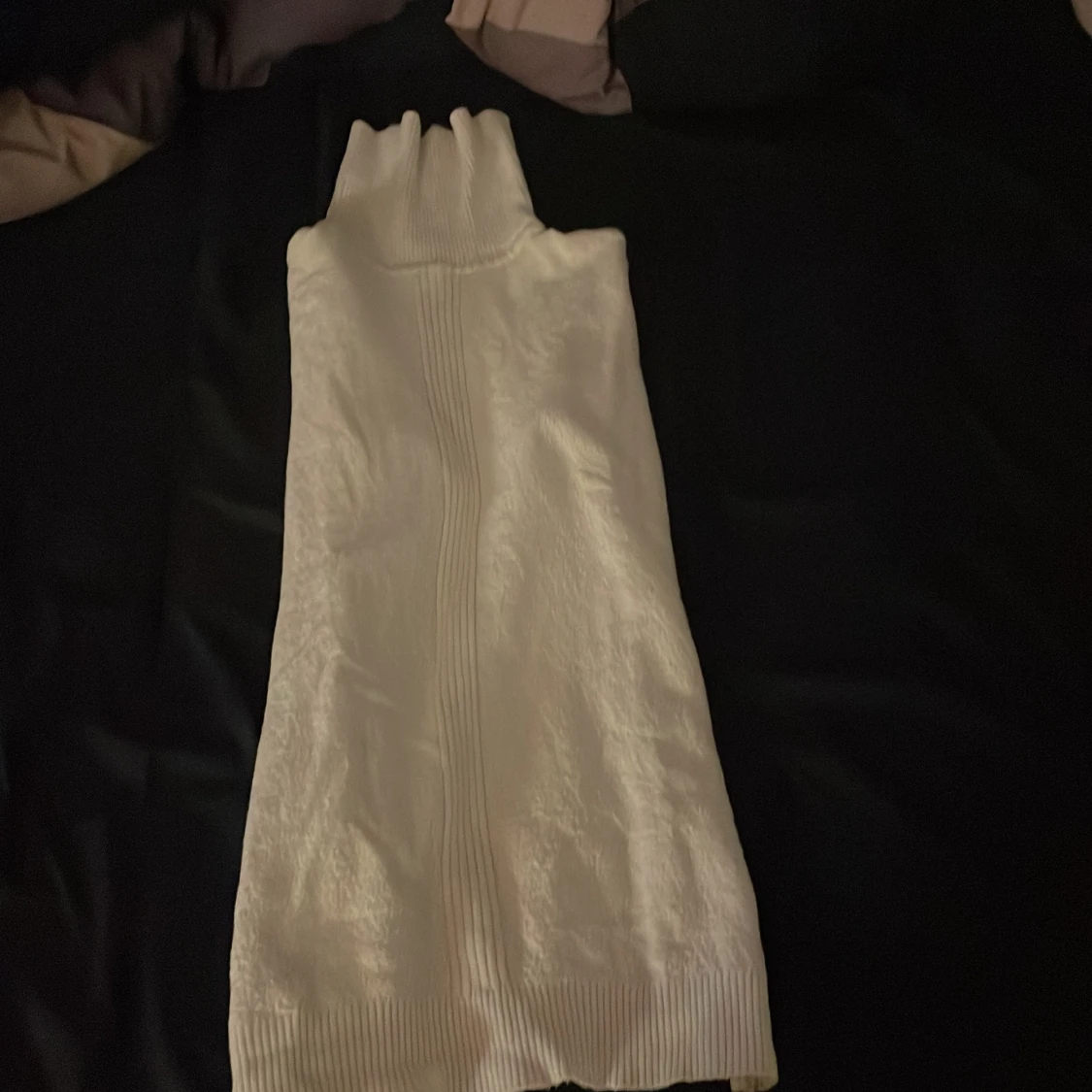 Vit polotröja med ribbad detalj - 1