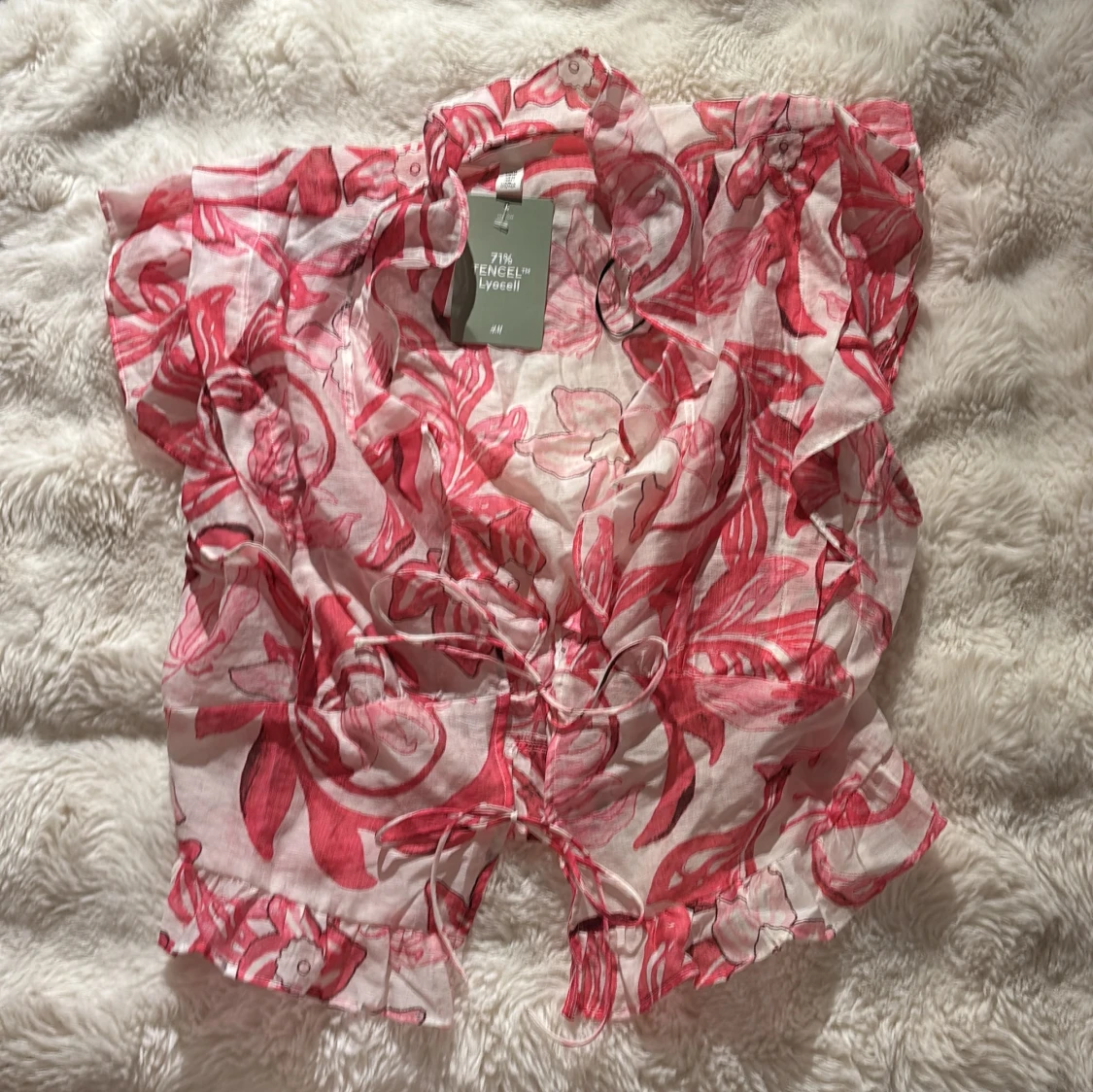 Blommig blus med snörning från H&M