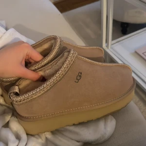 Beige UGG - Oanvända något stora i storleken. Har fått dom men de passar inte mig  
