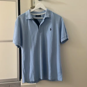 Ljusblå pikétröja från Polo Ralph Lauren - Snygg ljusblå pikétröja från Polo Ralph Lauren, hör av er om ni har några frågor 