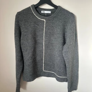 Grå stickad tröja från Zara XL - Snygg grå stickad tröja från Zara i storlek XL tröjan är liten i storleken så skulle säga att den passar en som har storlek XS eller S. Den har använts 1 gång❣️