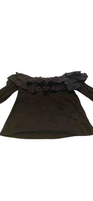 Svart offshoulder volangblus - Svart blus med offshoulder-modell och stora volanger längs urringningen. Långärmad och i lätt, vävt tyg som ger en snygg och luftig känsla. 