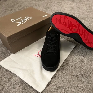 Christian Louboutin skor - Tja säljer nu helt nya Louboutin skor som är riktigt feta och aldrig påsatta i storlek 44.                        Hör av er vid frågor!