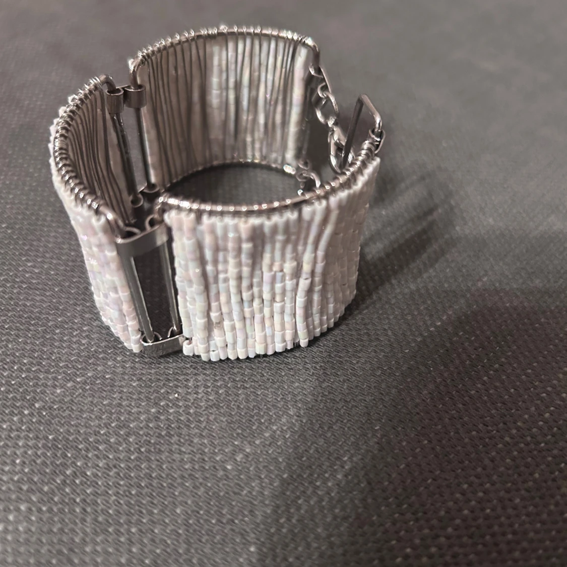 Brett vitt pärlarmband med silverdetaljer - 2