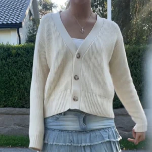 Stickad kofta  - Jäääätte snygg beige stickad kofta med knappar. Den är köpt på arkivet i somras å super fint skick🤍Mina bilder men kom privat om fler önskas 