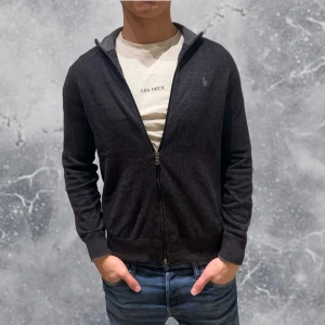 Ralph Lauren Full Zip Cardigan Grå - •Ralph Lauren Full Zip Cardigan Grå. Skick: 8/10 Inga skador. Storlek: XS. Modell: 174 cm, 63 kg. Authentic: ✅. Hör av dig vid frågor eller funderingar, mvh Hessler’s;)