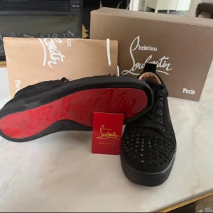 Loubs - Hej säljer ett par loubs skor som har används Max 2 gånger då jag inte har någon användning av dom överhuvudtaget och inte min stil heller  Fick dom i födelsedagspresent så bryr mig inte riktigt hur mycket jag säljer dom för så länge det ett acceptabelt pris för ett par loubs  Storlek 45 Kvitto och allt medföljer  För frågor och funderingar hör gärna av dig  Obs! Priset är inte hugget sten