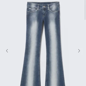 Weekday Jeans - Snygga blå bootcut jeans från weekday. Uppsydda till mig som är 160!