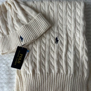 Vit kabelstickad mössa och halsduk från Polo Ralph Lauren - Nyskick 🩷jättefin nu till vintern